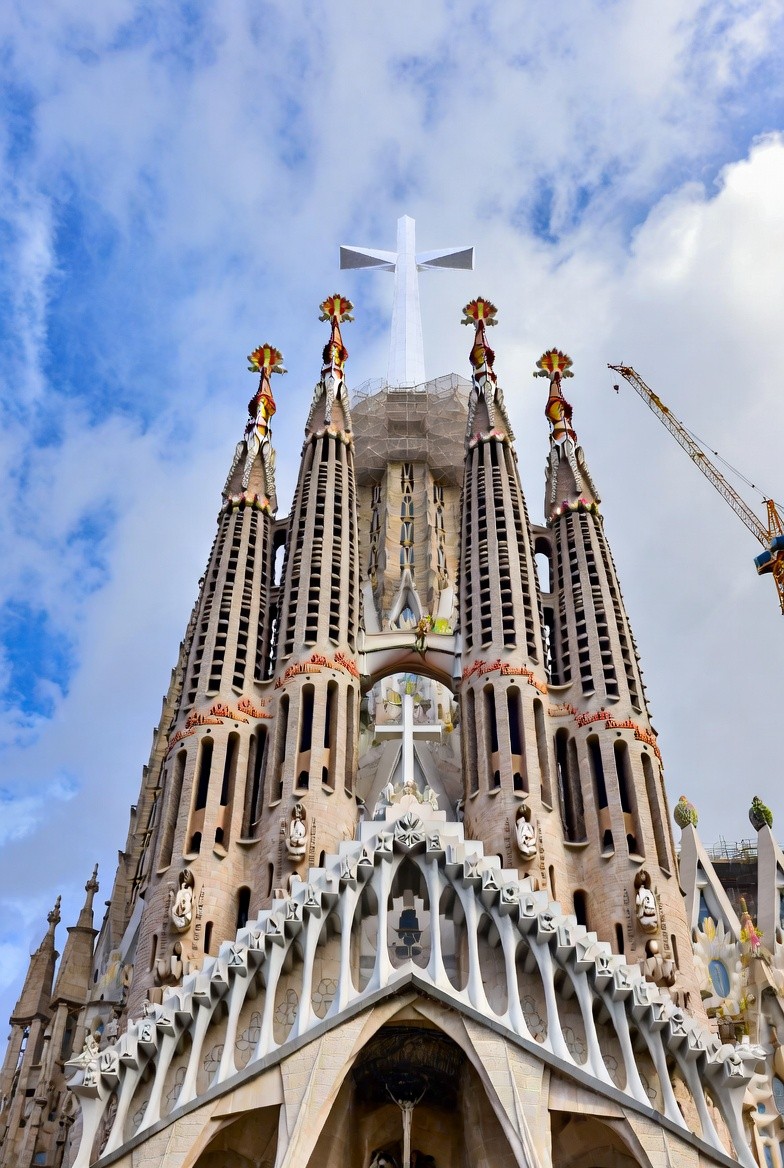 La Sagrada Família toca el cielo: colocan la cruz final y alcanza los 172,5 metros como la iglesia más alta del mundo